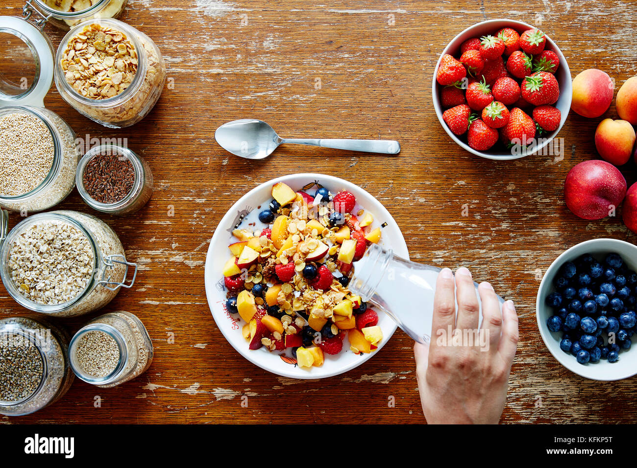 разные кухни мира. кушают роллы. попробовать разные варианты. человек пробует еду. попробовать разные варианты.