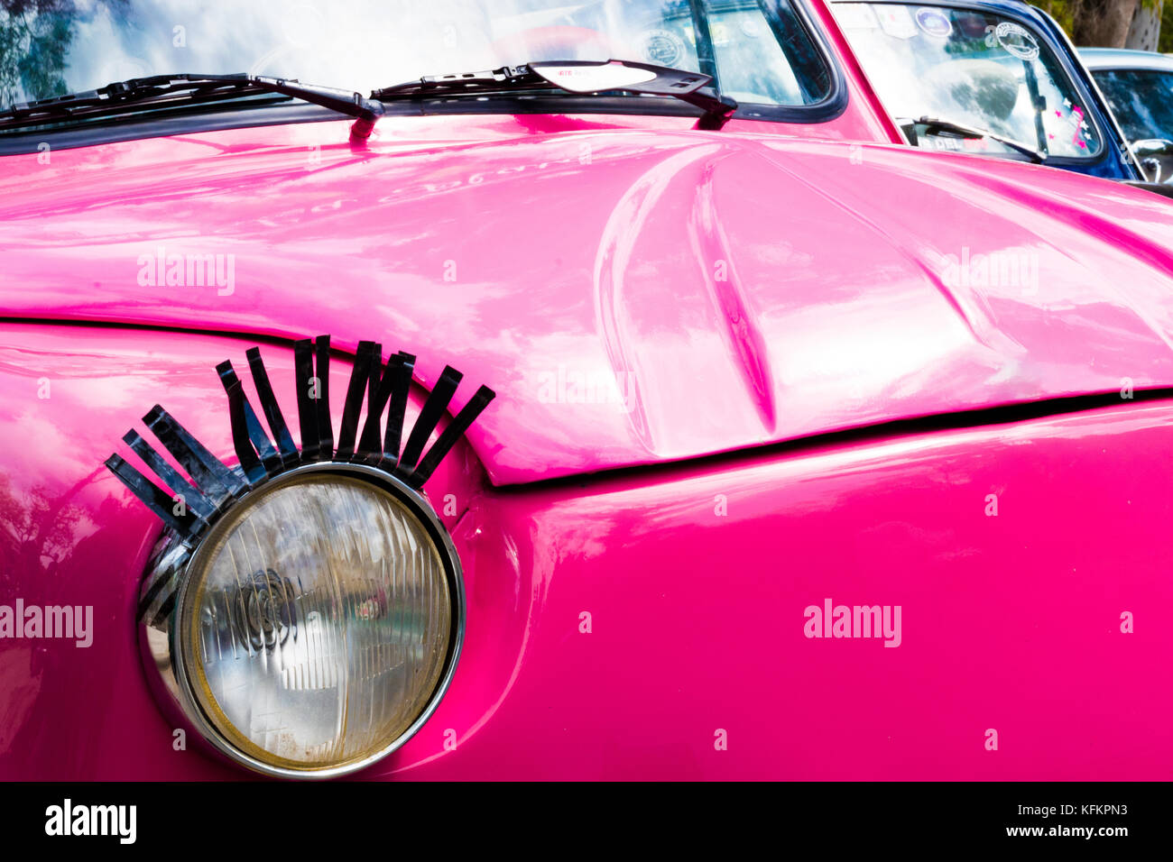 rosafarbenes Auto mit Wimpern Stockfoto 481724914