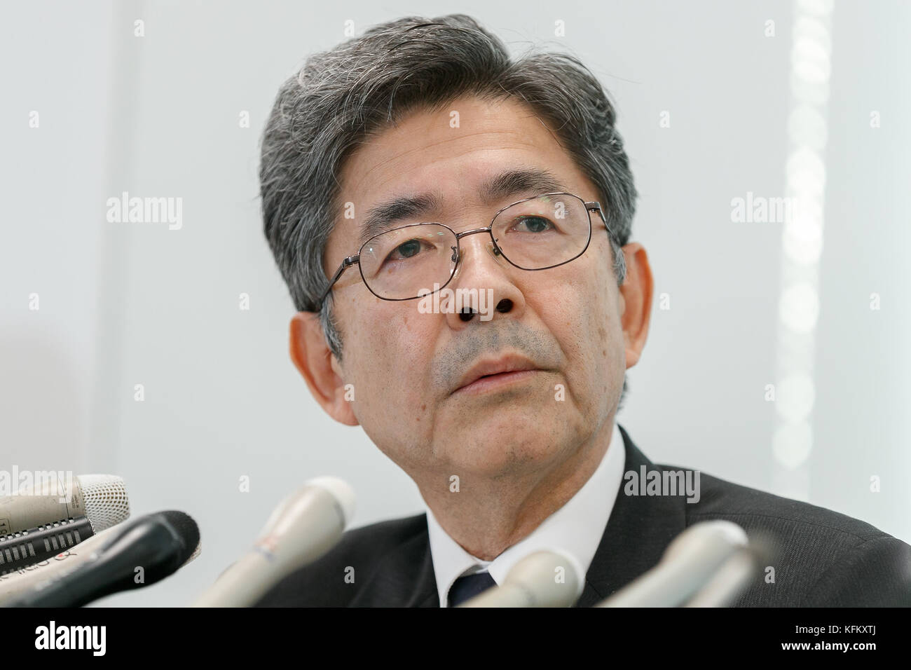 Tokyo, Japan. 30th Oct, 2017. Kobe Steel Ltd.'s Executive Vice President Naoto Umehara attends a news conference on October 30, 2017, Tokyo, Japan. Umehara announced that the company would abandon its net income forecasts for the current financial year and will not pay any dividends whilst the uncertainty caused by its data falsification scandal persists. Credit: Rodrigo Reyes Marin/AFLO/Alamy Live News Stock Photo