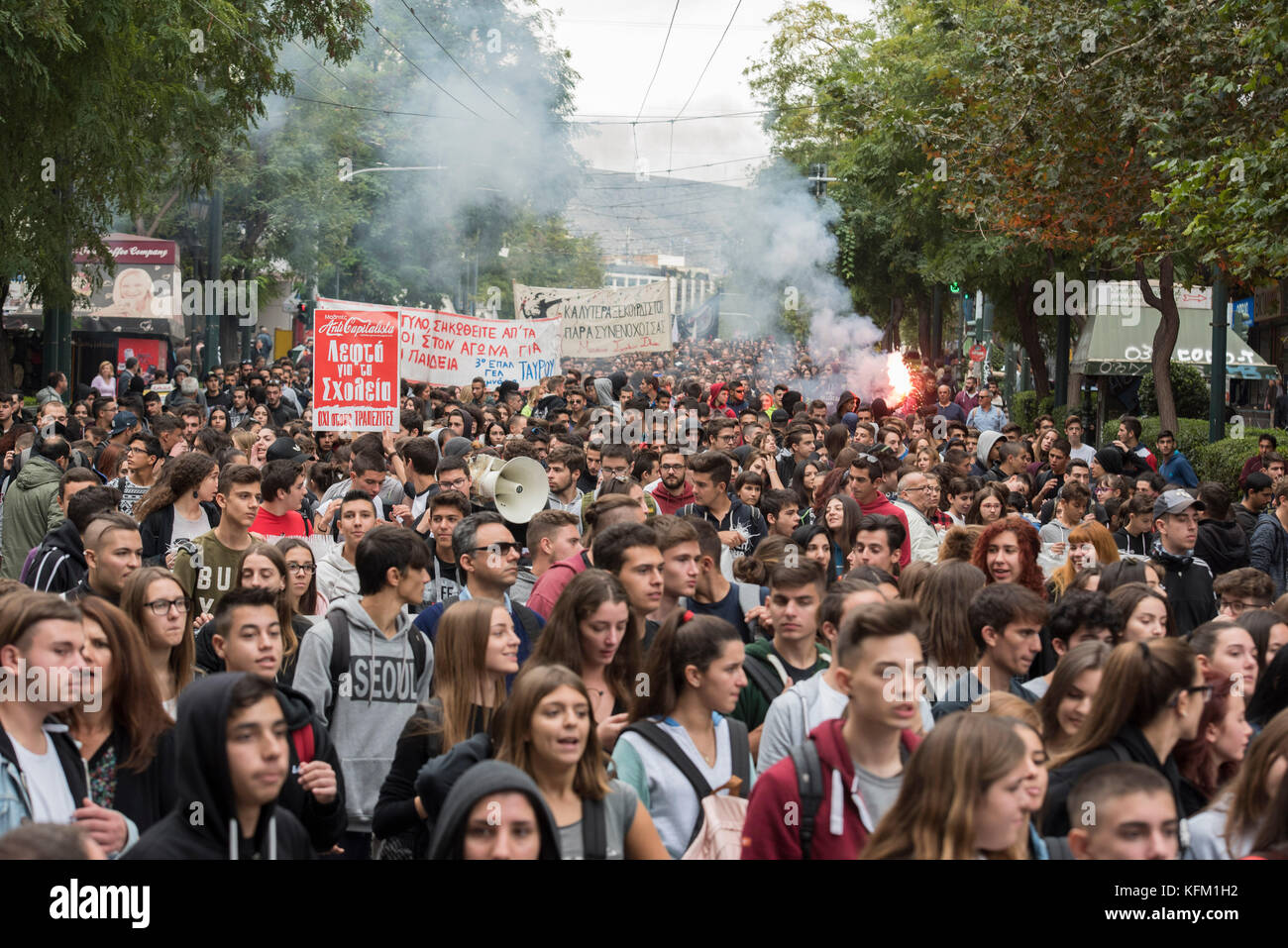 Athens, Greece. 30th October, 2017. Students rally holding banners and shouting slogans against the government. Thousands elementary school students took to the streets to demonstrate against reforms in education and staff shortage. © Nikolas Georgiou / Alamy Live News Stock Photo