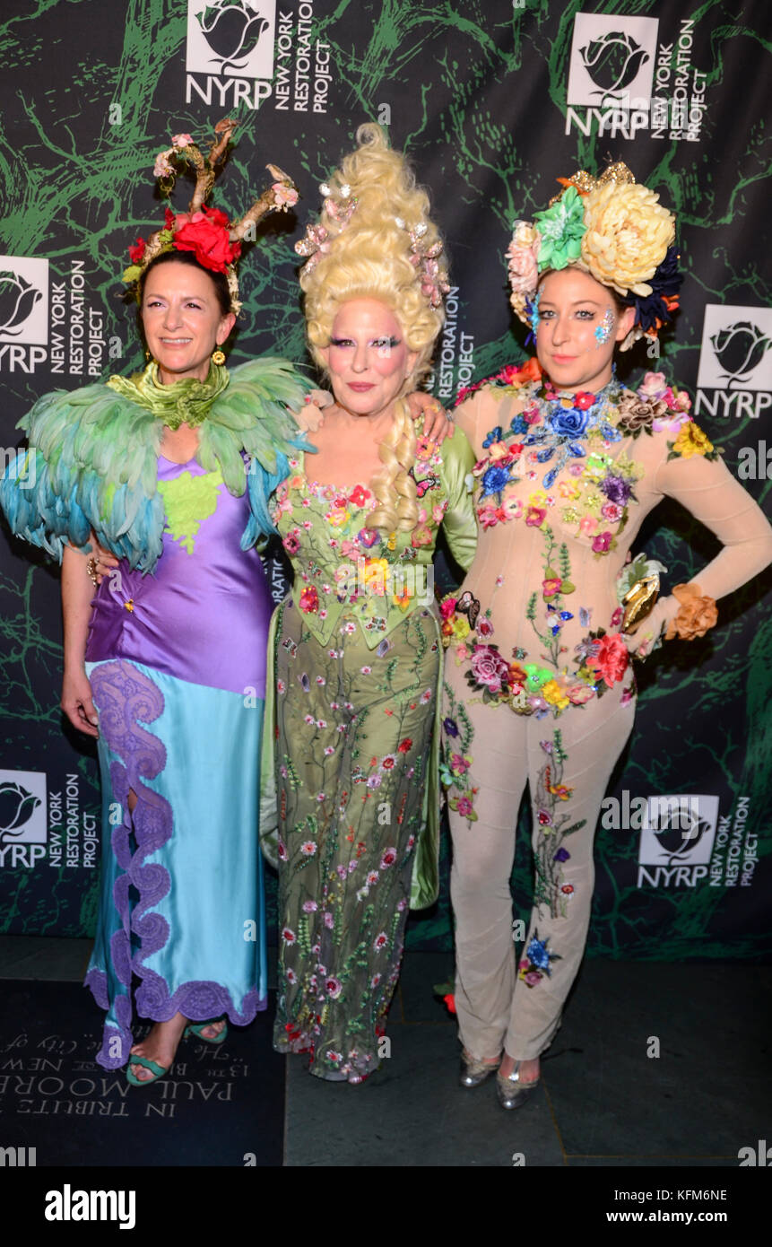 New York, NY, USA. 30th Oct, 2017. (L-R) Executive Director of NYRP Deborah Marton, Bette Midler, and her daughter Sophie von Haselberg, attend Bette Midler's Annual Hulaween Event Benefiting The New York Restoration Project, at the Cathedral of St. John the Divine on Monday, October 30, 2017 in New York. Credit: Raymond Hagans/Media Punch/Alamy Live News Stock Photo