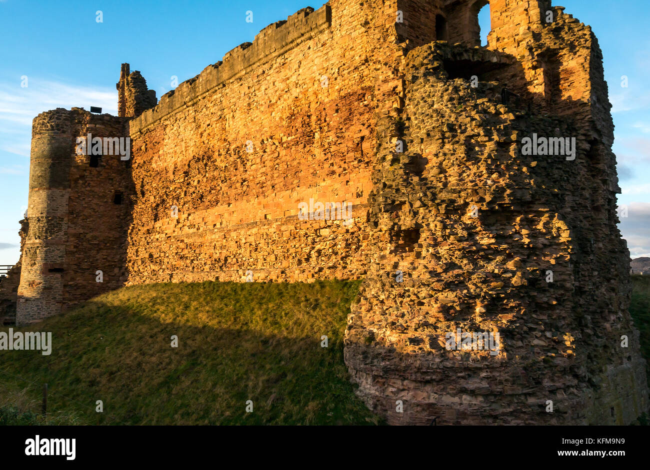 East Lothian, Scotland, UK. Warm low dusk sunlight on curtain wall of 14th century ruined Tantallon Castle, cliff in Firth of Forth near North Berwick Stock Photo