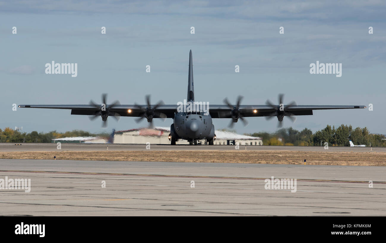 130 hercules taxiing hi-res stock photography and images - Alamy