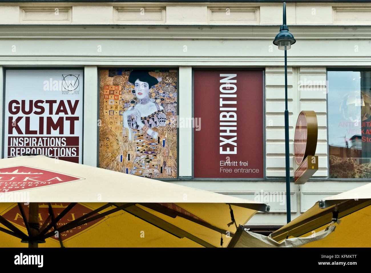 Souvenir shop, shopping, exhibition of Gustav Klimt reproductions at Kärntner Str. Wien, Vienna, Austria, Europe, EU. Big umbrellas in the foreground. Stock Photo