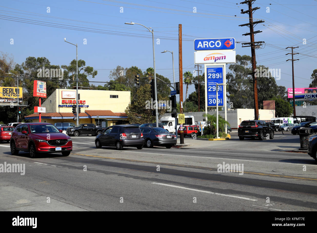 Cars and traffic near Riverside Drive & Fletcher Drive Arco gas station sign in Silver Lake NE Los Angeles, California USA  KATHY DEWITT Stock Photo