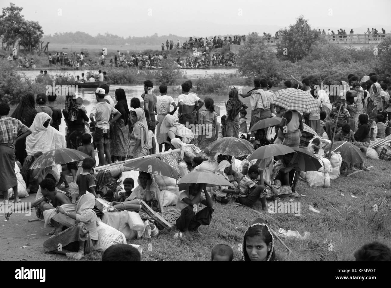 Myanmar: Rohingya refugees fleeing military operation in Myanmar’s Rakhine state, gather at Myanmar-Bangladesh border fence near Maungdaw to take shelter into Bangladesh on September 7, 2017. Over half a million Rohingya refugees from Myanmar’s Rakhine state, have crosses into Bangladesh since August 25, 2017 according to UN. The Myanmar military's latest campaign against the Rohingyas began after the attack on multiple police posts in Rakhine state. © Rehman Asad/Alamy Stock Photo Stock Photo