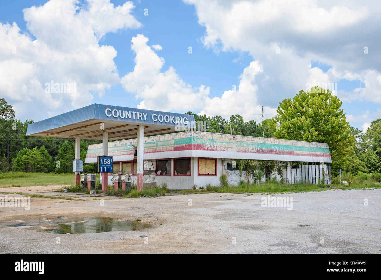 Abandoned gas station and cafe restaurant on a rural country road in Alabama, USA. Stock Photo