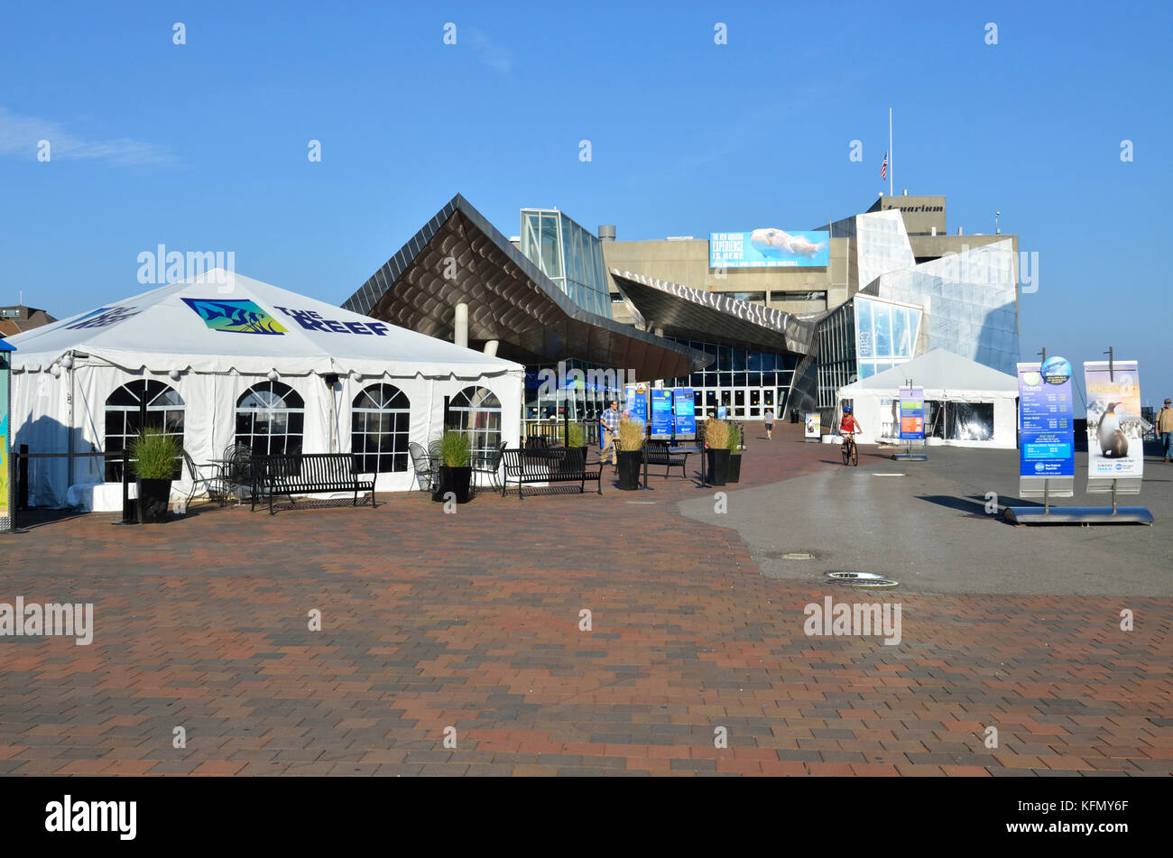 Exterior of Boston's New England Aquarium located on Central Wharf on ... - Exterior Of Bostons New EnglanD Aquarium LocateD On Central Wharf KFMY6F