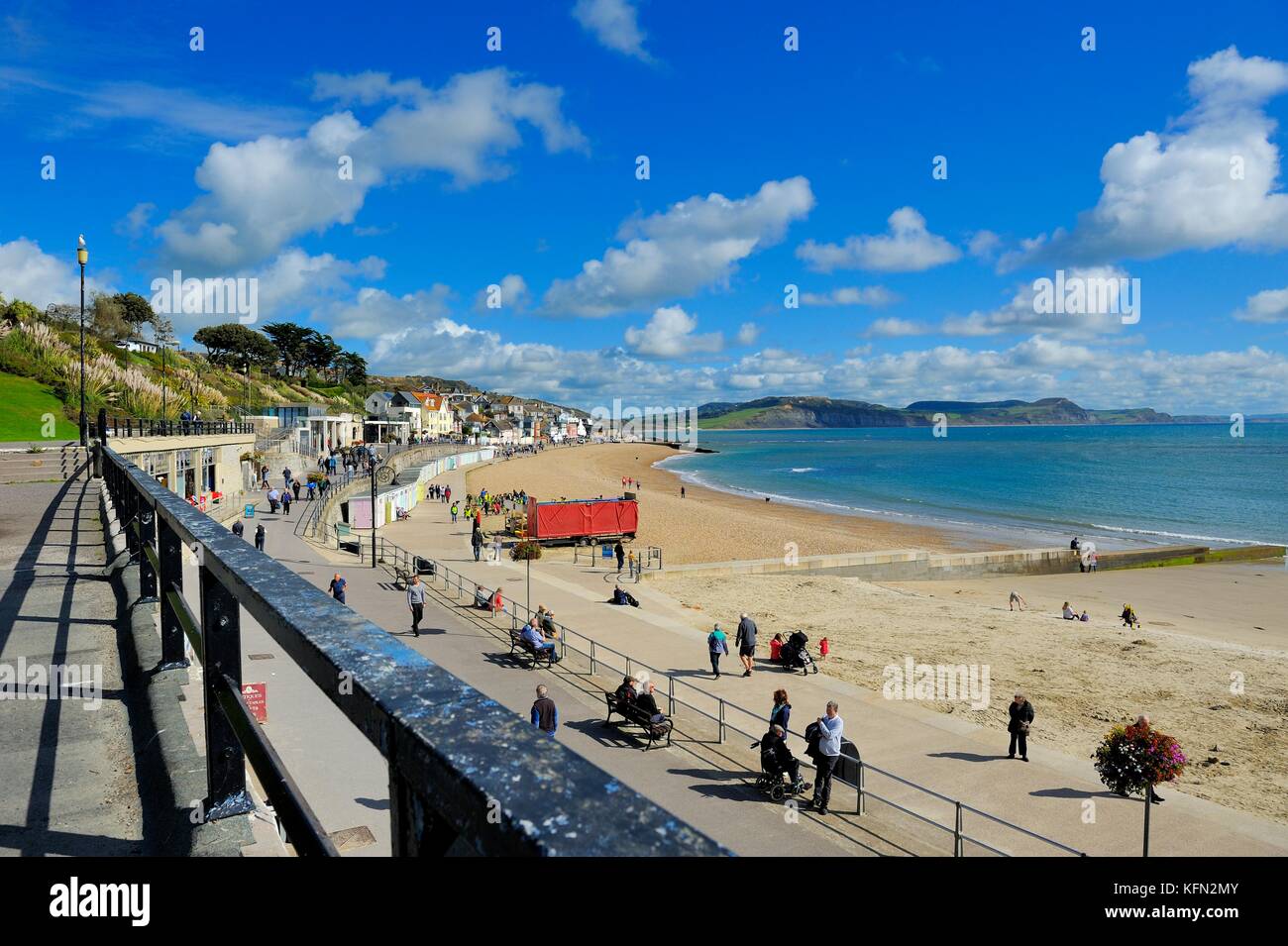 Lyme regis beach hi-res stock photography and images - Alamy