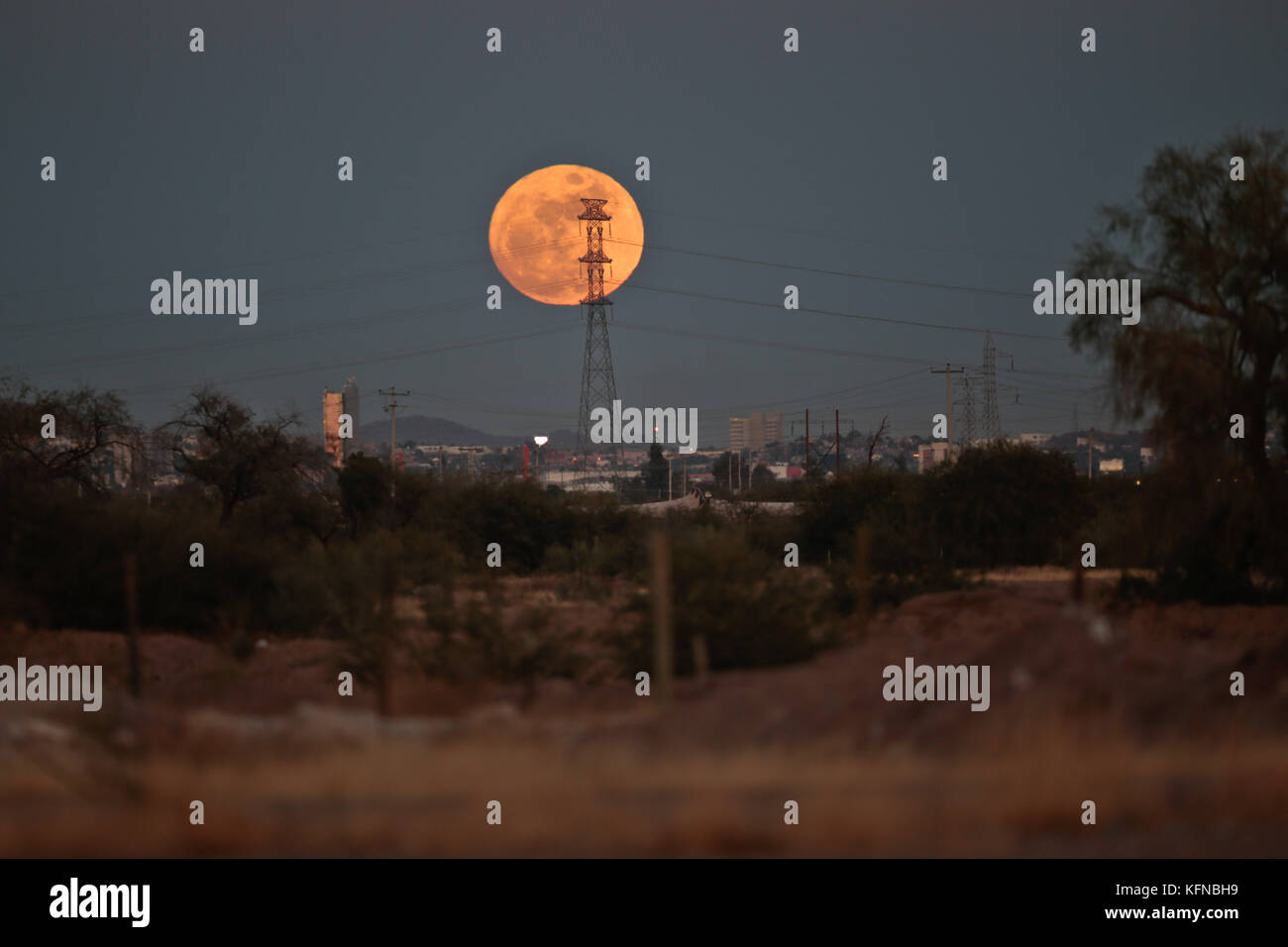 One of the first 2013 full moons could be seen today before anocecer on the sky to the east of the city of Hermosillo, Sonora. The Moon is the only natural satellite of Earth. With an equatorial diameter km1 3474 is the solar system's largest satellite fifth, while as compared to the proportional size of its planet is the largest satellite: one quarter the diameter of Earth and 1/81 its mass. Una de las primeras lunas llenas del año 2013 se pudo apreciar hoy  antes del anocecer sobre el cielo al  oriente de la ciudad de Hermosillo, Sonora. La Luna es el único satélite natural de la Tierra. Con Stock Photo
