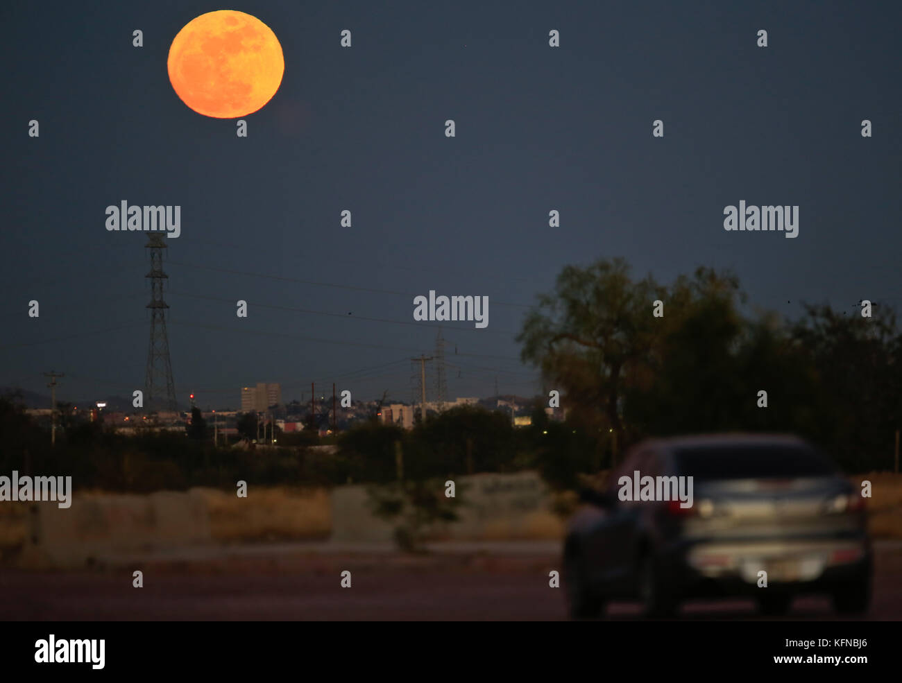 One of the first 2013 full moons could be seen today before anocecer on the sky to the east of the city of Hermosillo, Sonora. The Moon is the only natural satellite of Earth. With an equatorial diameter km1 3474 is the solar system's largest satellite fifth, while as compared to the proportional size of its planet is the largest satellite: one quarter the diameter of Earth and 1/81 its mass. Una de las primeras lunas llenas del año 2013 se pudo apreciar hoy  antes del anocecer sobre el cielo al  oriente de la ciudad de Hermosillo, Sonora. La Luna es el único satélite natural de la Tierra. Con Stock Photo
