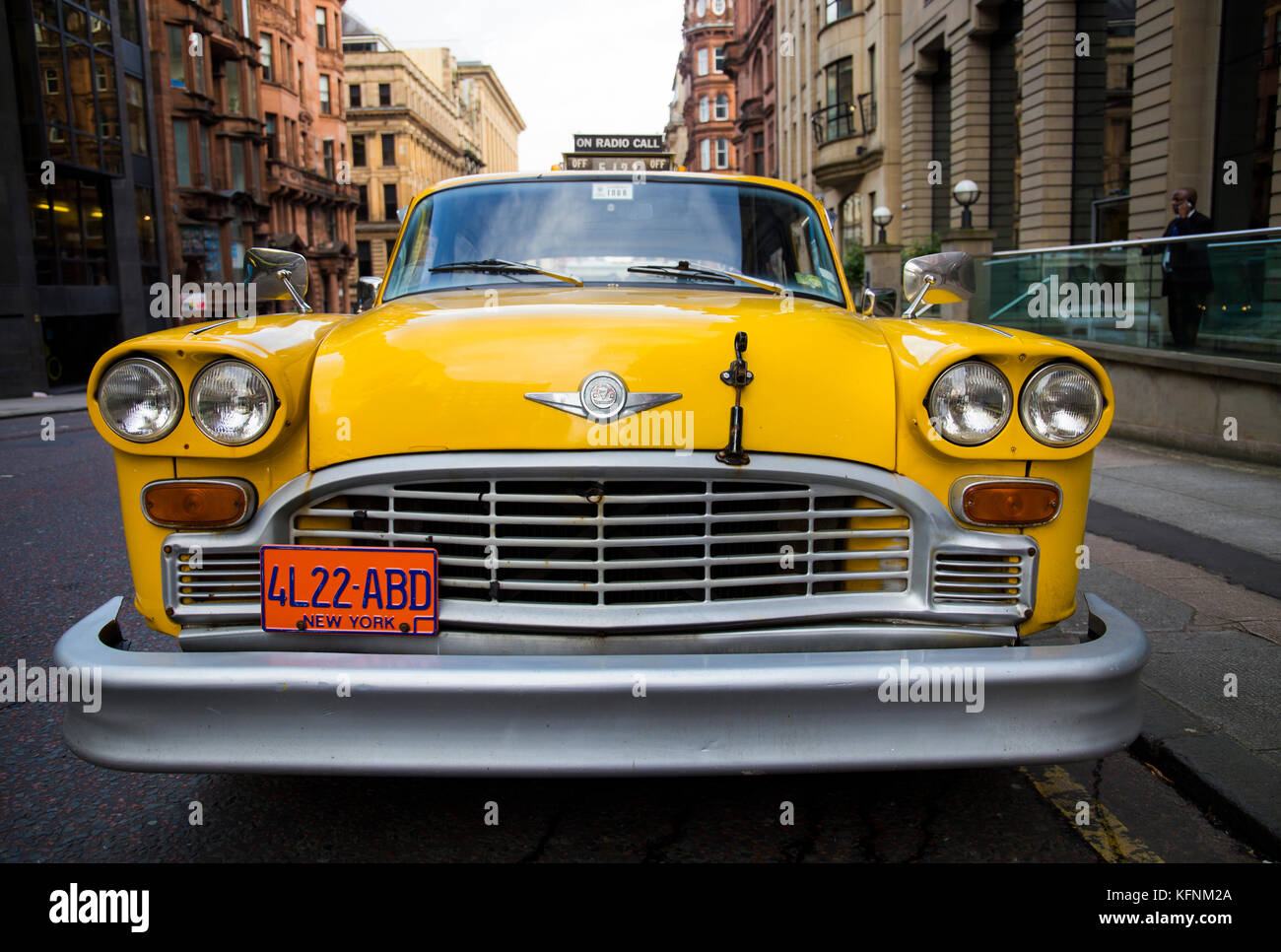 NYC Yellow Taxi aus Metall mit Rahmen 27 cm Oldtimer Nostalgie Blech