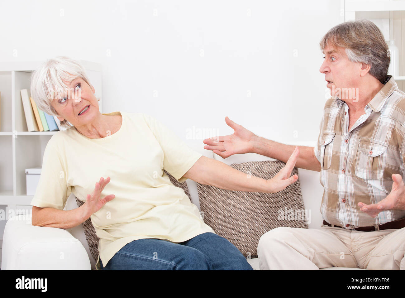 Пожилой муж измены. Пожилая пара ссора. Конфликт с пожилым. Пожилые супруги ссорятся. Ссора пожилых супругов.