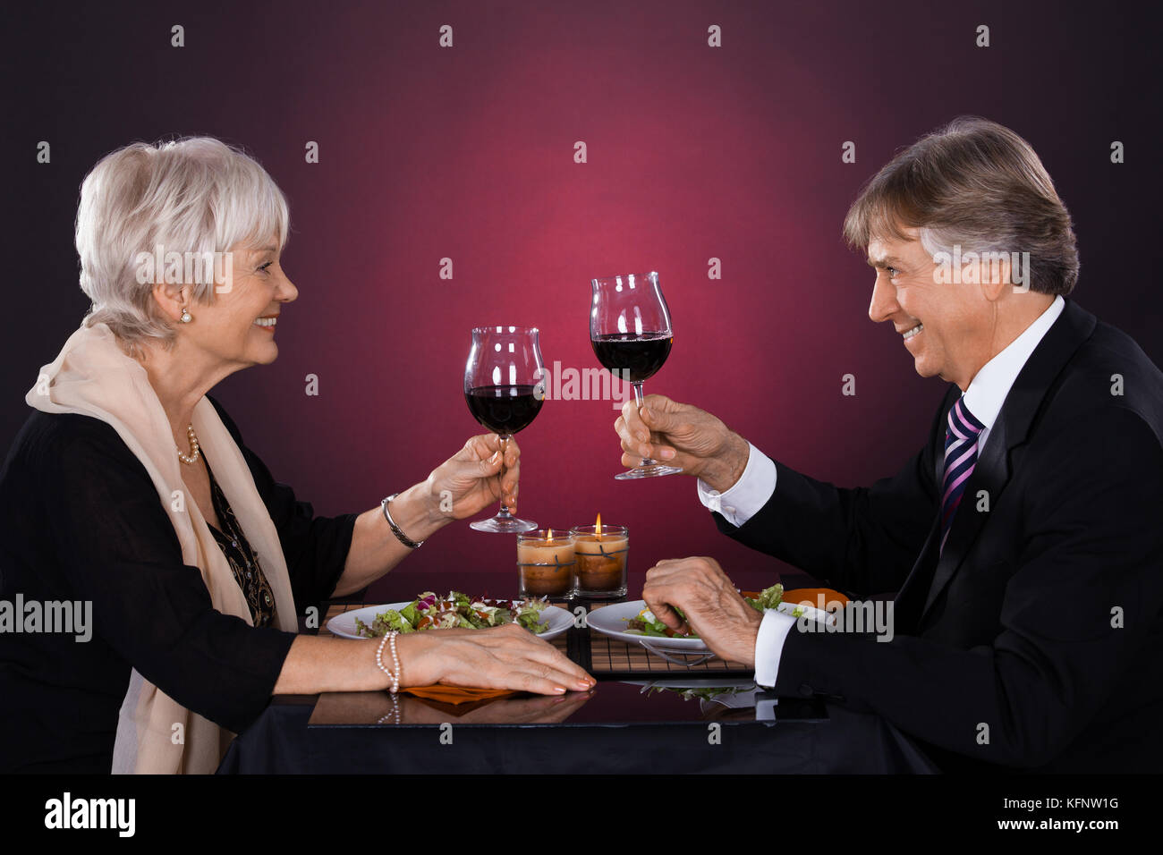 Ужина возраст. Пожилая женщина в ресторане. Мужчина и женщина в возрасте. Пожилая женщина с бокалом. Пожилые люди за столом.
