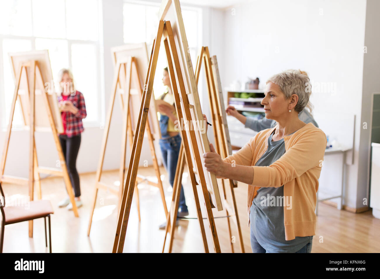 Life drawing class easel hires stock photography and images Alamy