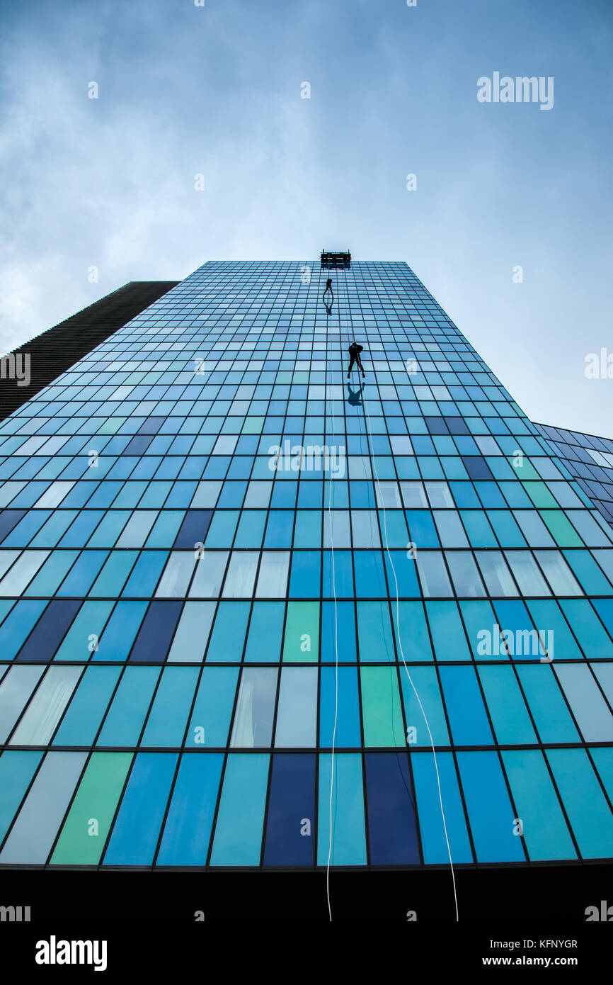 London Air Ambulance Charity Abseil - Fundraisers abseil down the Royal London Hospital to raise funds for the London Air Ambulance. 28th October 2017 Stock Photo