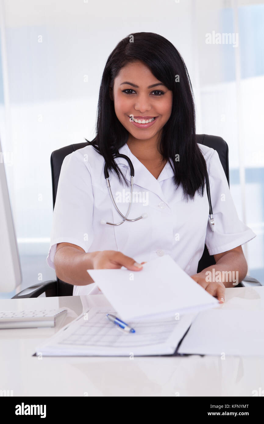 Hispanic female doctor hi-res stock photography and images - Alamy