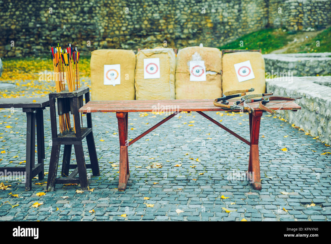 arrows bows and targets Stock Photo Alamy