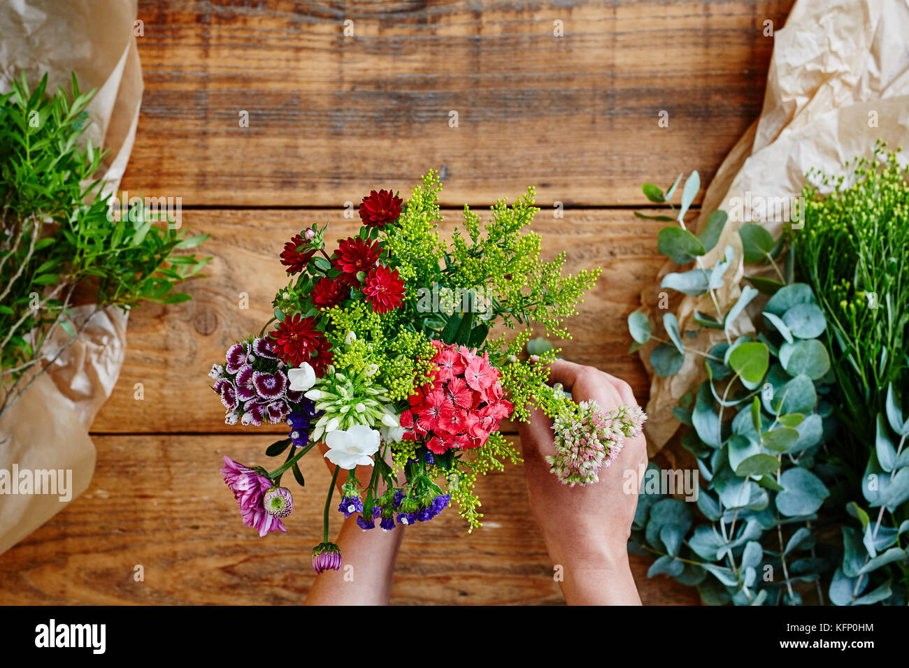 hands binding a wild flower bouquet flowershop Stock Photo - Alamy