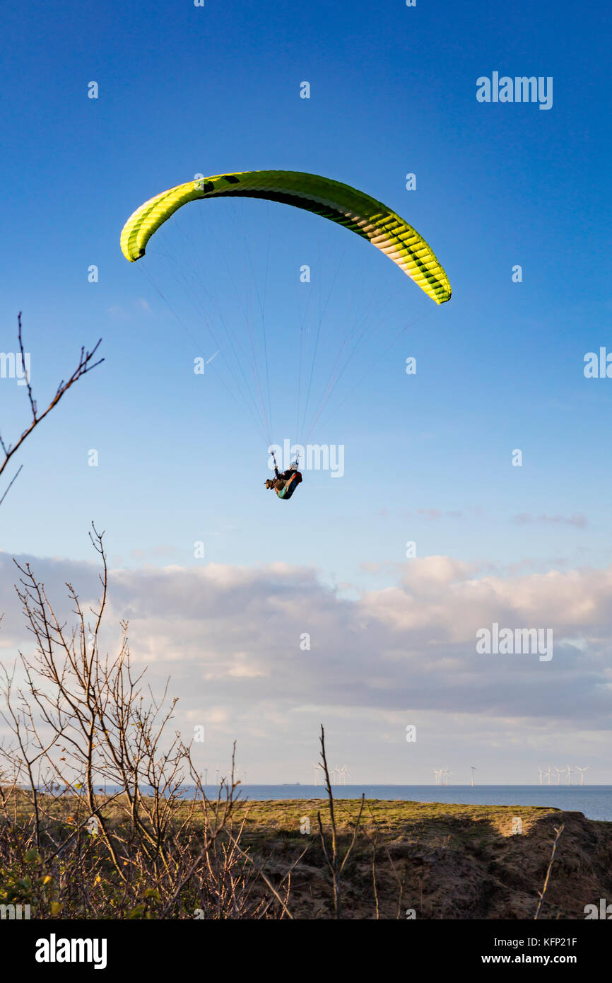 Para gliders take advantage of the onshore breeze giving them lift above the cliffs at Bishopstone, Herne Bay, Kent, UK. Stock Photo