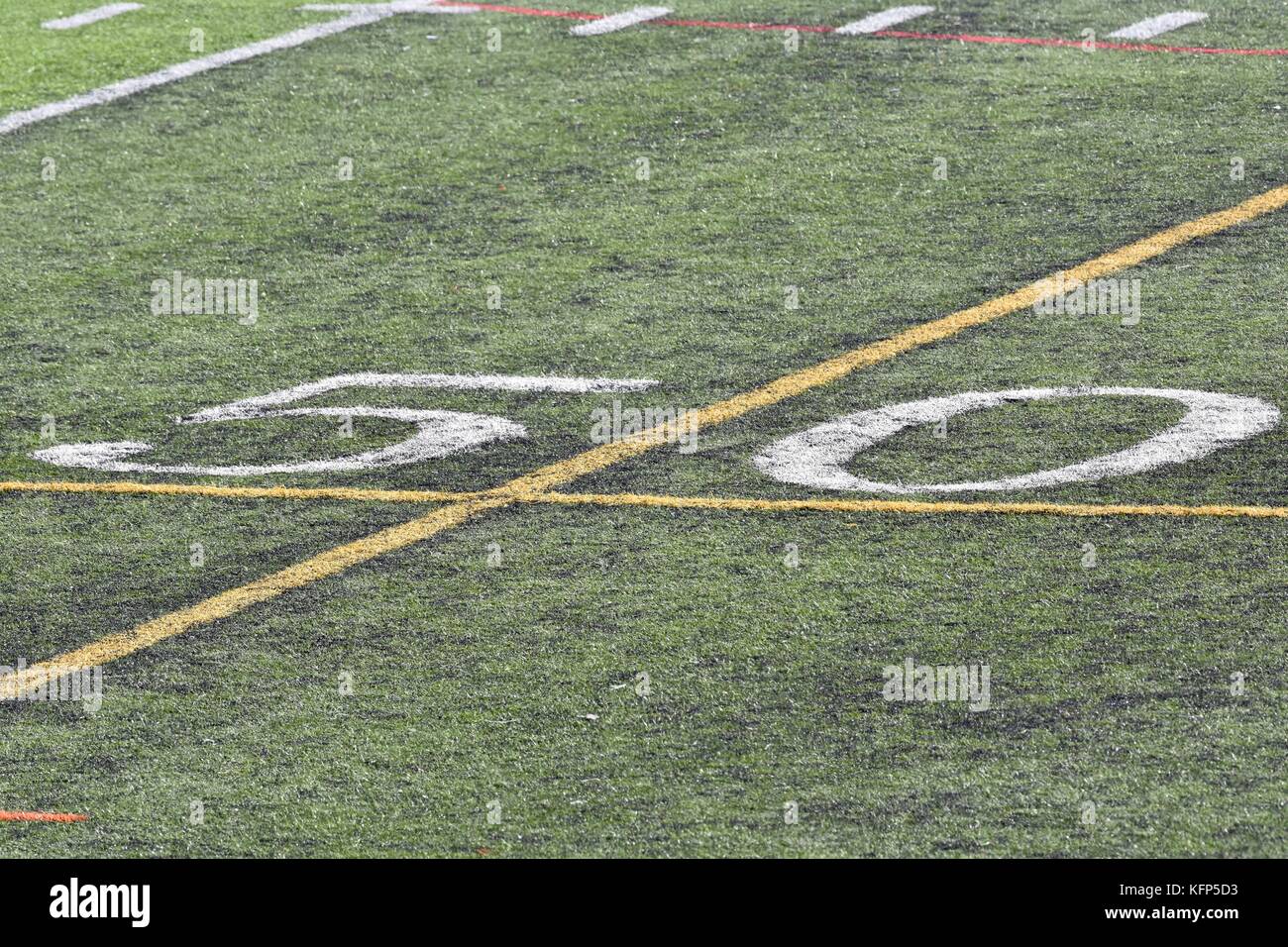 Cinquanta Yard Line: 50 yard linea su un campo di calcio sul tappeto erboso  artificiale Foto stock - Alamy