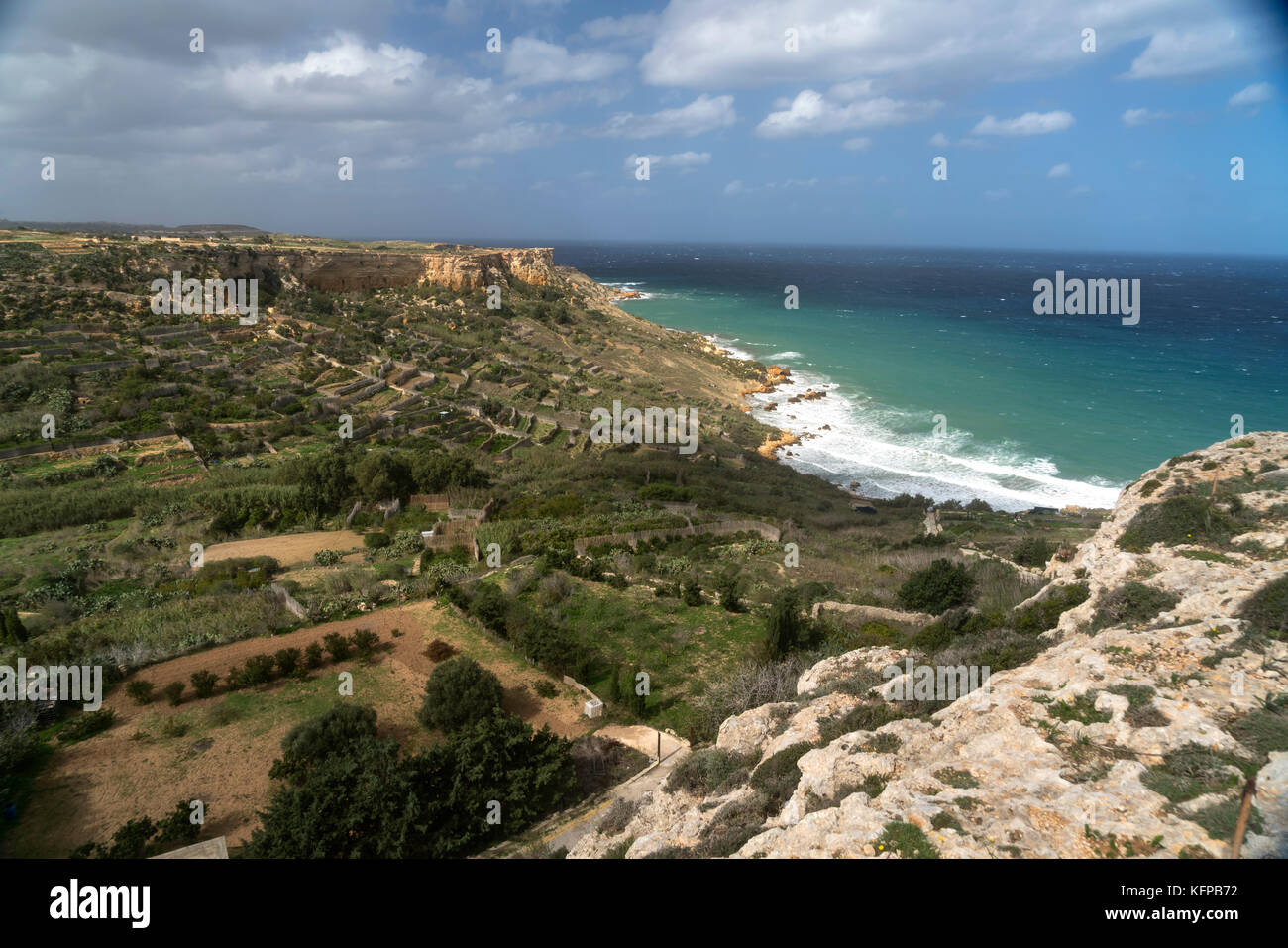 San Blas Bay im Nordosten der Insel Gozo, Malta | rocky beach of San Blas Bay, north eastern Gozo, Malta Stock Photo