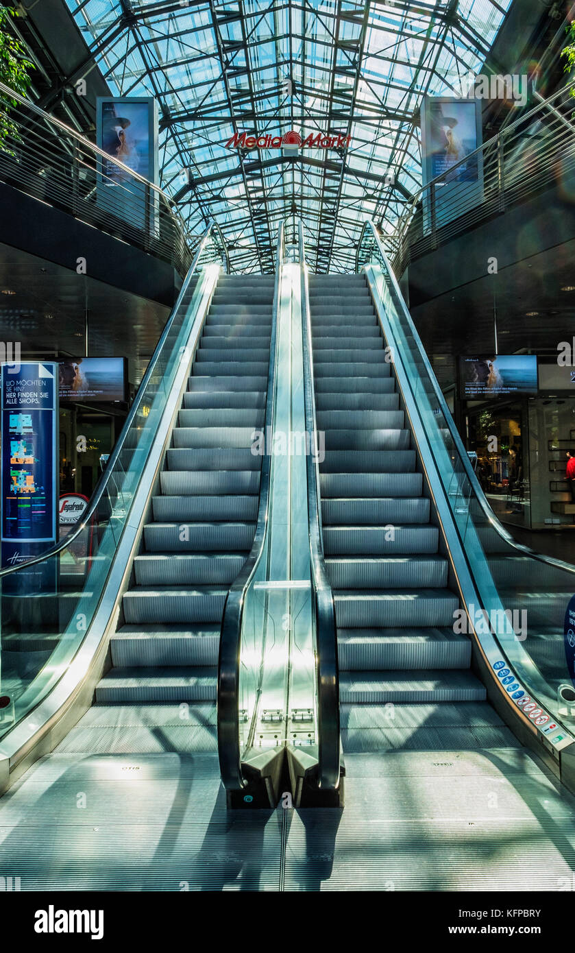 Berlin,Tegel.Hallen am Borsigturm,Luxury shopping centre, Borsig Tower  shopping mall in former Borsig factory workshops. Building interior,Steel  frame Stock Photo - Alamy