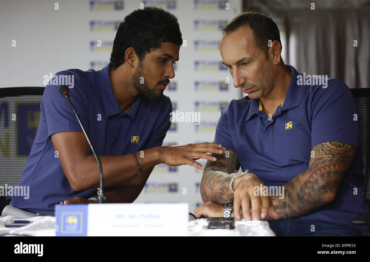Colombo, Sri Lanka. 31st Oct, 2017. Sri Lanka's Test cricket captain Dinesh Chandimal (L) Sri Lanka's cricket coach Nic Pothas(R) during a press conference in Colombo on October 31, 2017.  Credit: Lahiru Harshana/Alamy Live News Stock Photo