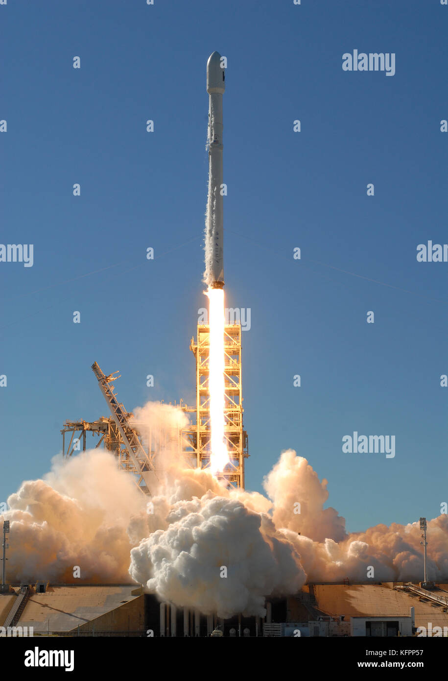 Cape Canaveral, Florida, USA. 30th Oct, 2017. SpaceX launches a Falcon 9 rocket carrying the KoreaSat-5A communications satellite from Pad 39A at NASA's Kennedy Space Center on October 30, 2017 in Florida.  The first stage of the rocket landed about 10 minutes after liftoff on a SpaceX drone ship in the Atlantic ocean. The satellite will provide TV and other communications services to people in South Korea, Japan, and Southeast Asia. Credit: Paul Hennessy/Alamy Live News Stock Photo
