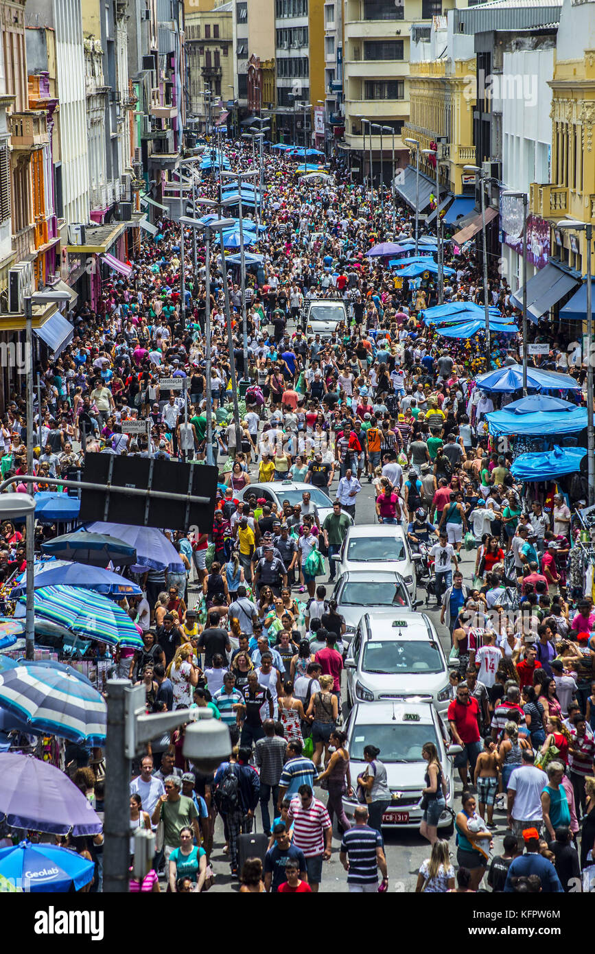 Sao Paulo, Brazil. 31st Oct, 2017. Consumer movement in a shopping