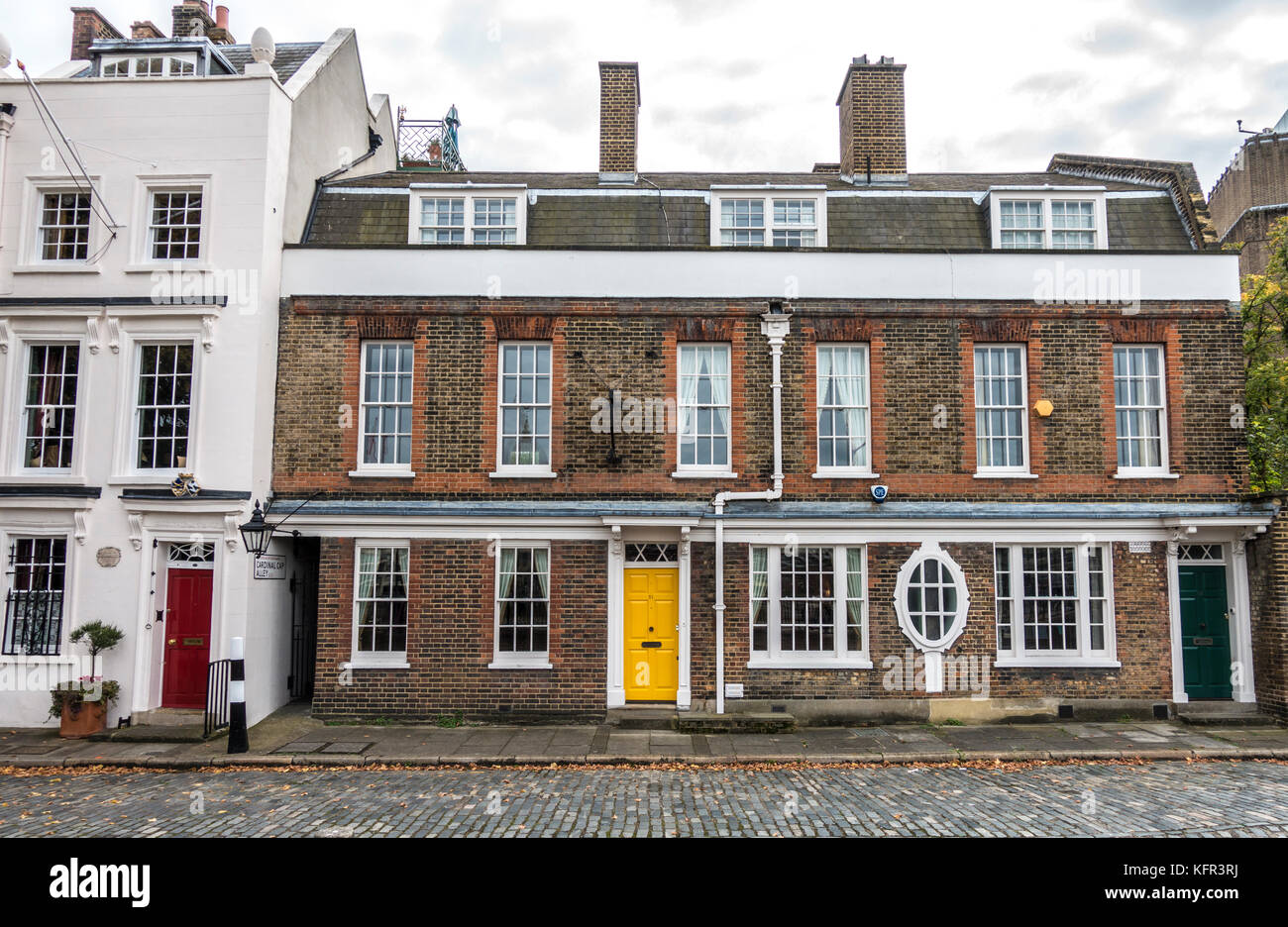 Historic Cardinal's Wharf (no. 49 Bankside), with terraced houses to the right, was said to be lived in by Sir Christopher Wren. London, England, UK. Stock Photo