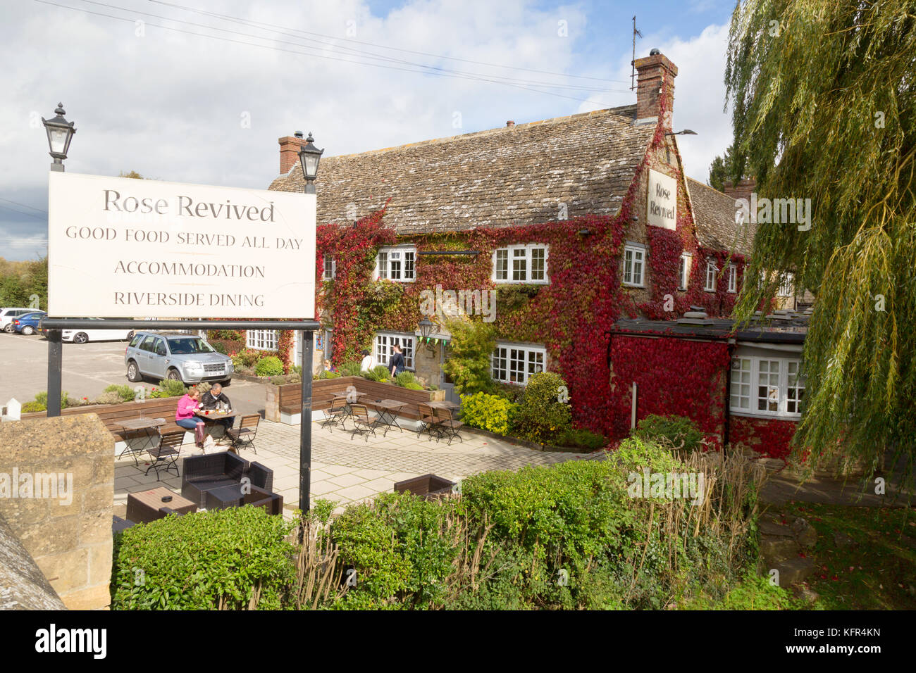 Pub UK - The Rose Revived Pub, New bridge, Northmoor, Oxfordshire UK Stock Photo