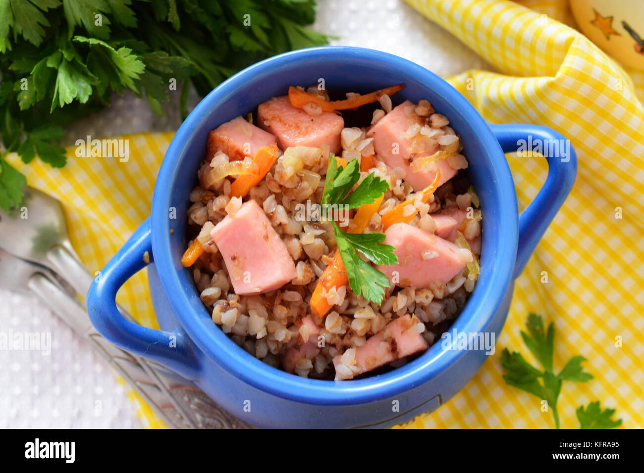 Гречка с сосисками. Гречка с колбасой. Гречка с колбасой на сковороде. Гречка с сосисками. Гречневая каша с сосисками.