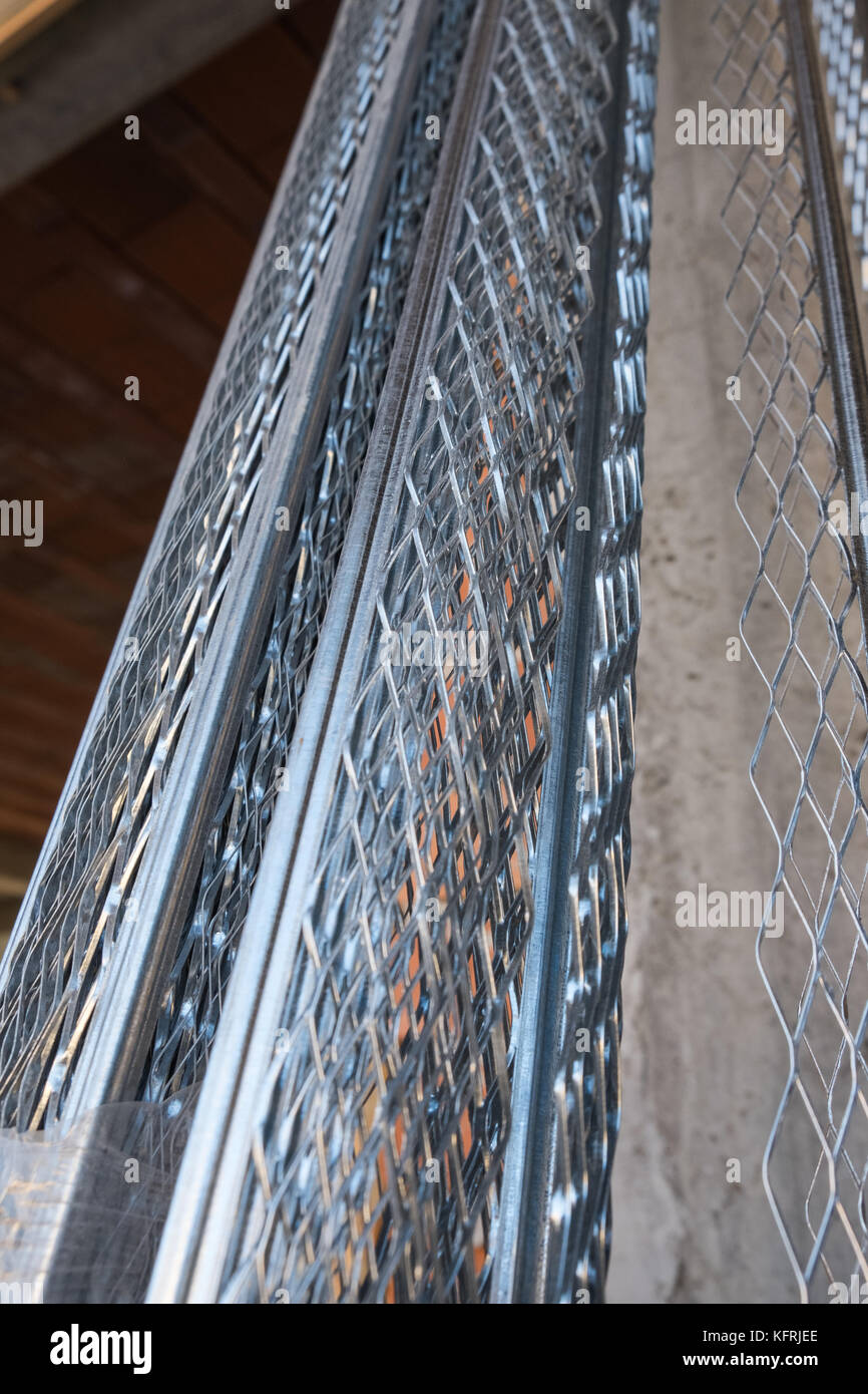 Expanded metal mesh fotografías e imágenes de alta resolución - Alamy