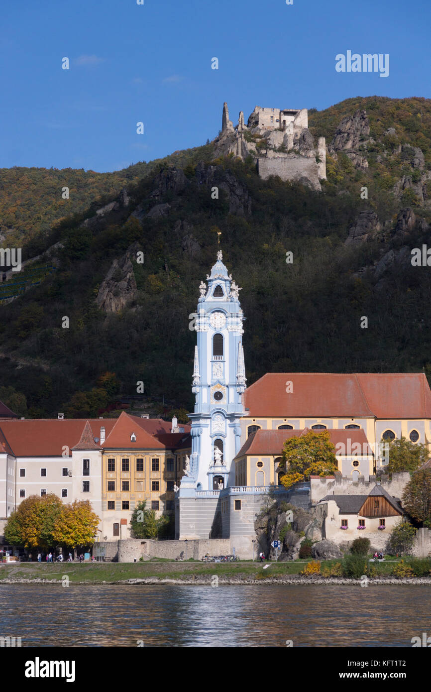 An autumnal view on the medieval castle Burgruine Dürnstein and the blue tower of Dürnstein Abbey (Stift Dürnstein) Stock Photo
