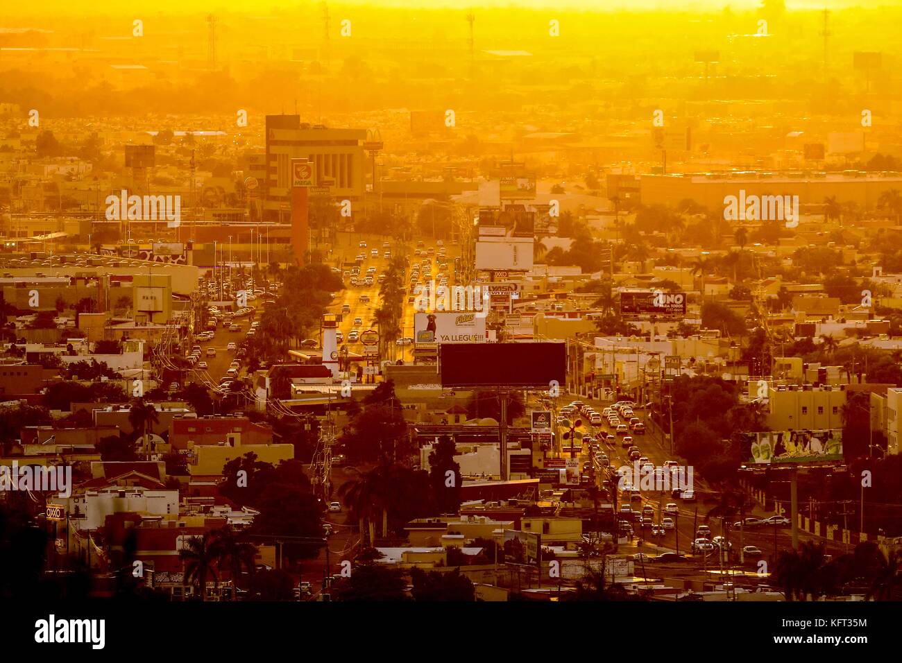 Atardecer sobre la ciudad de Hermosillo, una de las mas calurosas de Mexico.  * © Foto:LuisGutierrez/NortePhoto.com Stock Photo