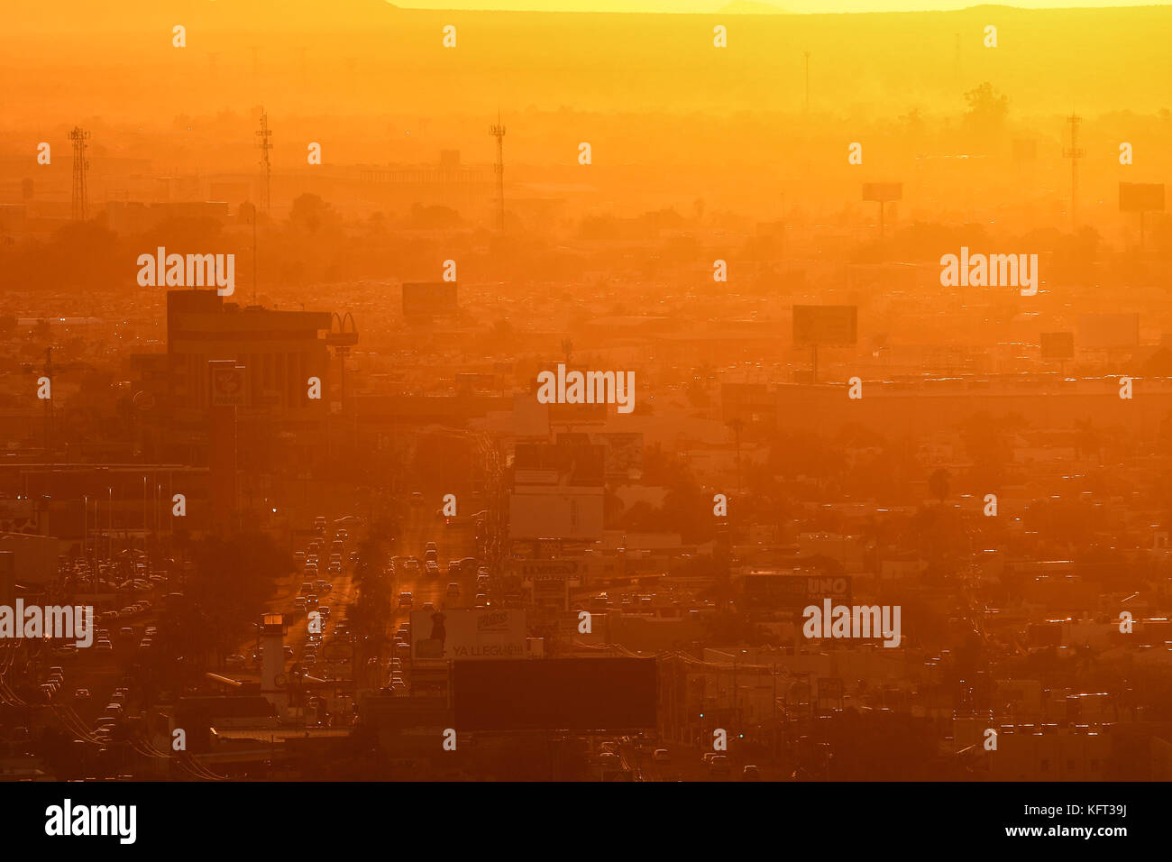 Atardecer sobre la ciudad de Hermosillo, una de las mas calurosas de Mexico.  * © Foto:LuisGutierrez/NortePhoto.com Stock Photo
