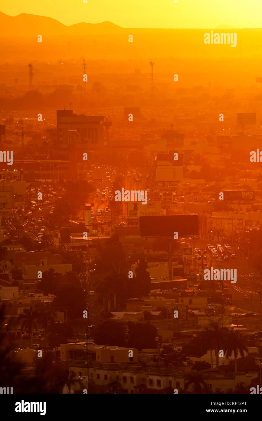 Atardecer sobre la ciudad de Hermosillo, una de las mas calurosas de Mexico.  * © Foto:LuisGutierrez/NortePhoto.com Stock Photo