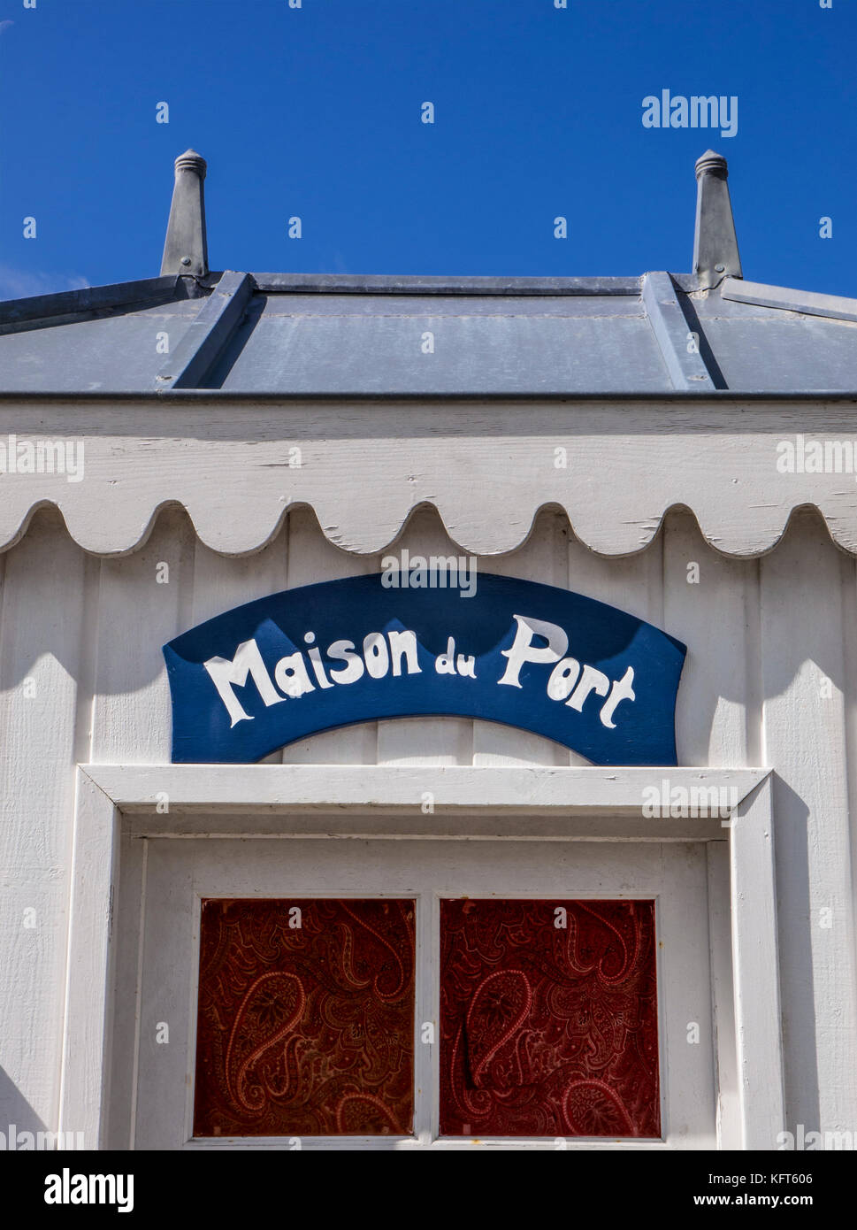 Pont Aven rustic French boat moorings navigation Harbour office booth hut 'MAISON DU PORT' Pont Aven Brittany France Stock Photo