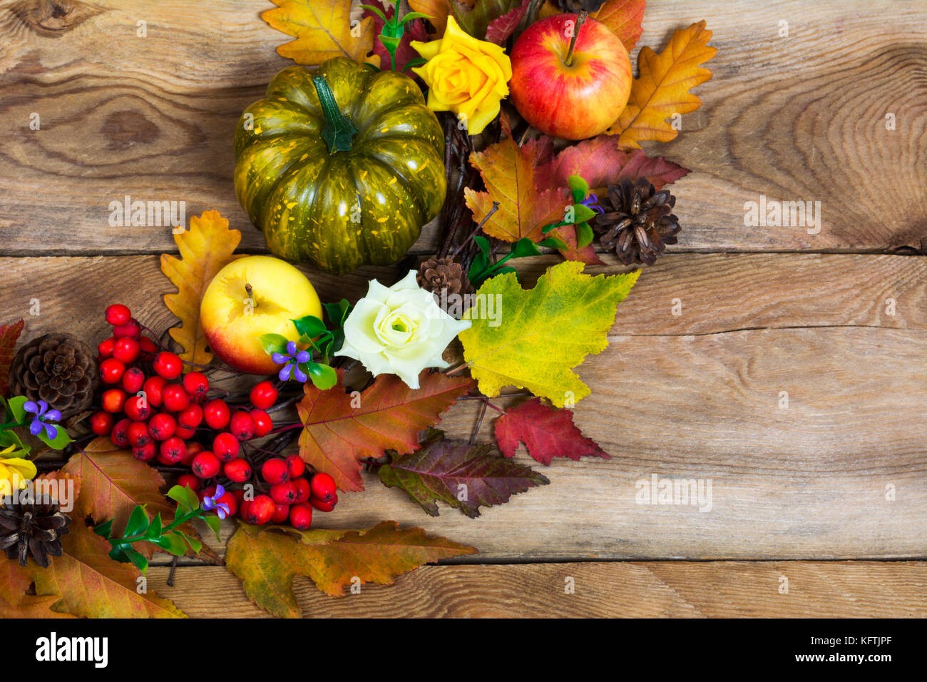 Lá đỏ vàng mùa thu cùng với nền đồng quê là bức tranh sống động thể hiện sự độc đáo của mùa thu. Hãy để ngất ngây với mùi hương và màu sắc của mùa thu qua những bức hình đẹp.