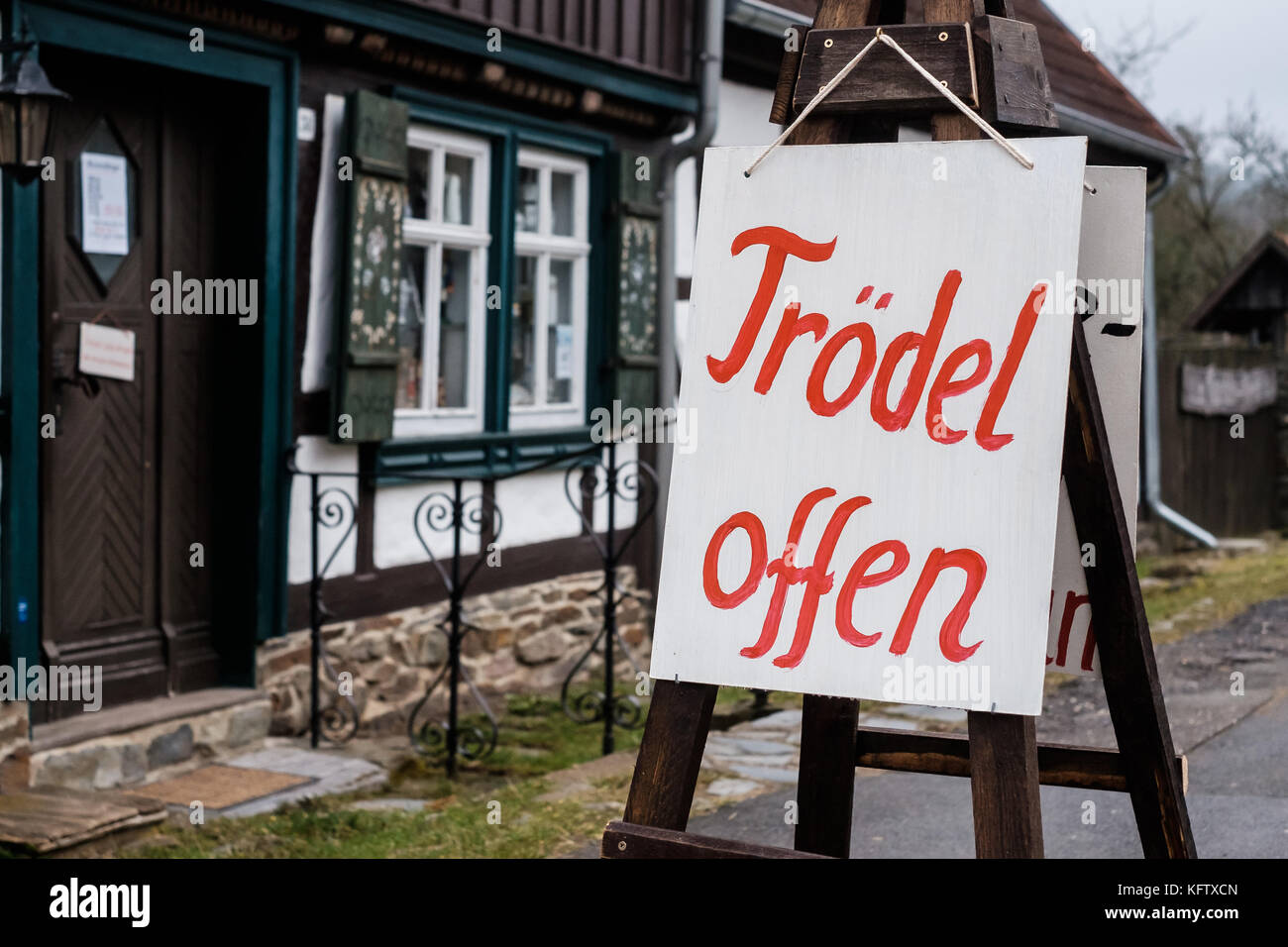 Schild Trödel offen Stock Photo