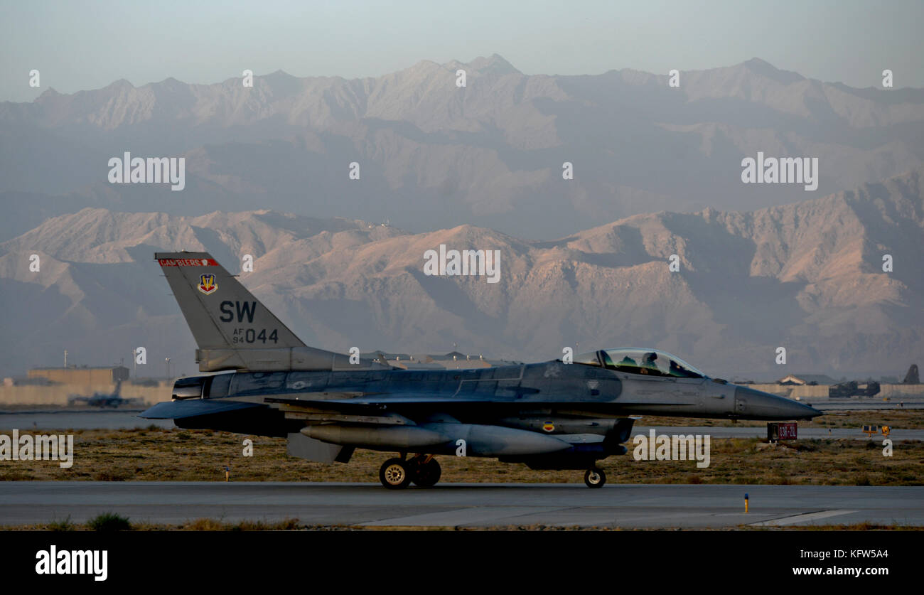 F-16 Fighting Falcon Taxiing Stock Photo