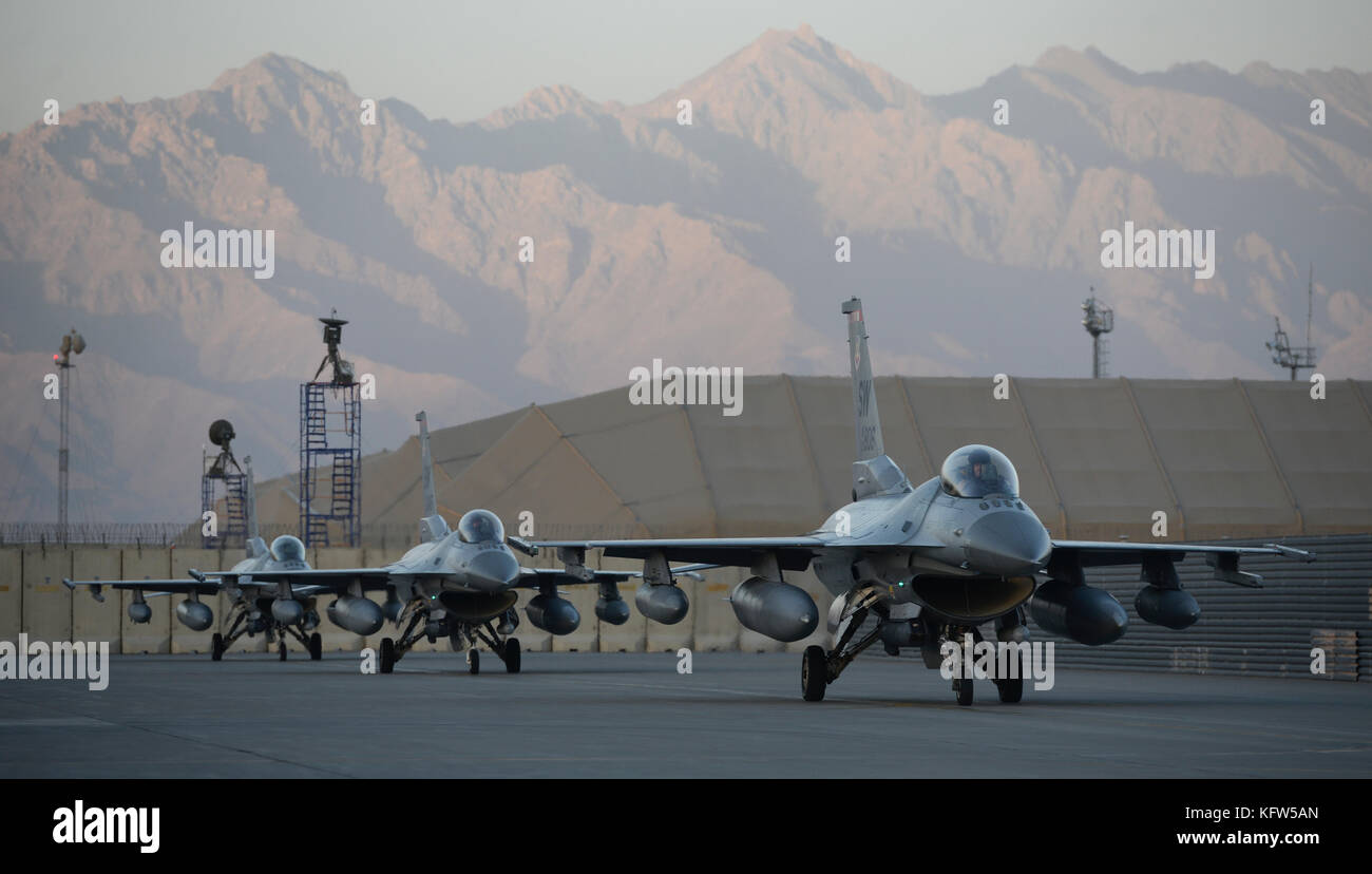 F-16 Fighting Falcon Taxiing Stock Photo