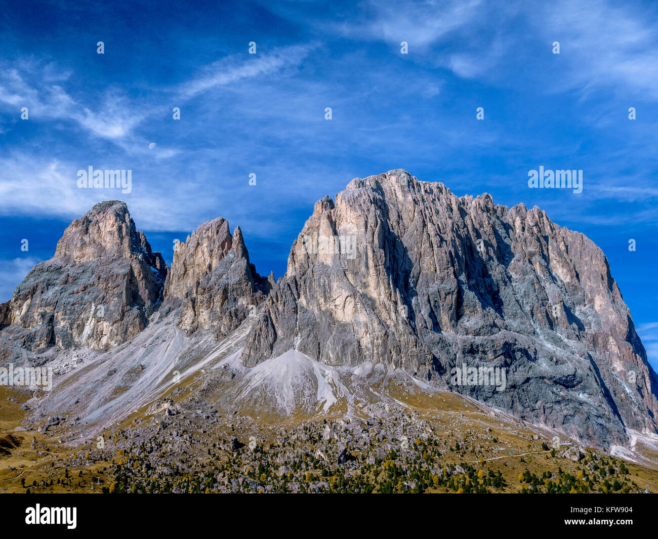 Mountain scenery Langkofel Group, Grohmannspitze Mountain, left, Fuenffingerspitze or Five Finger Peak, centre, Langkofel Mountain, right, summit of S Stock Photo