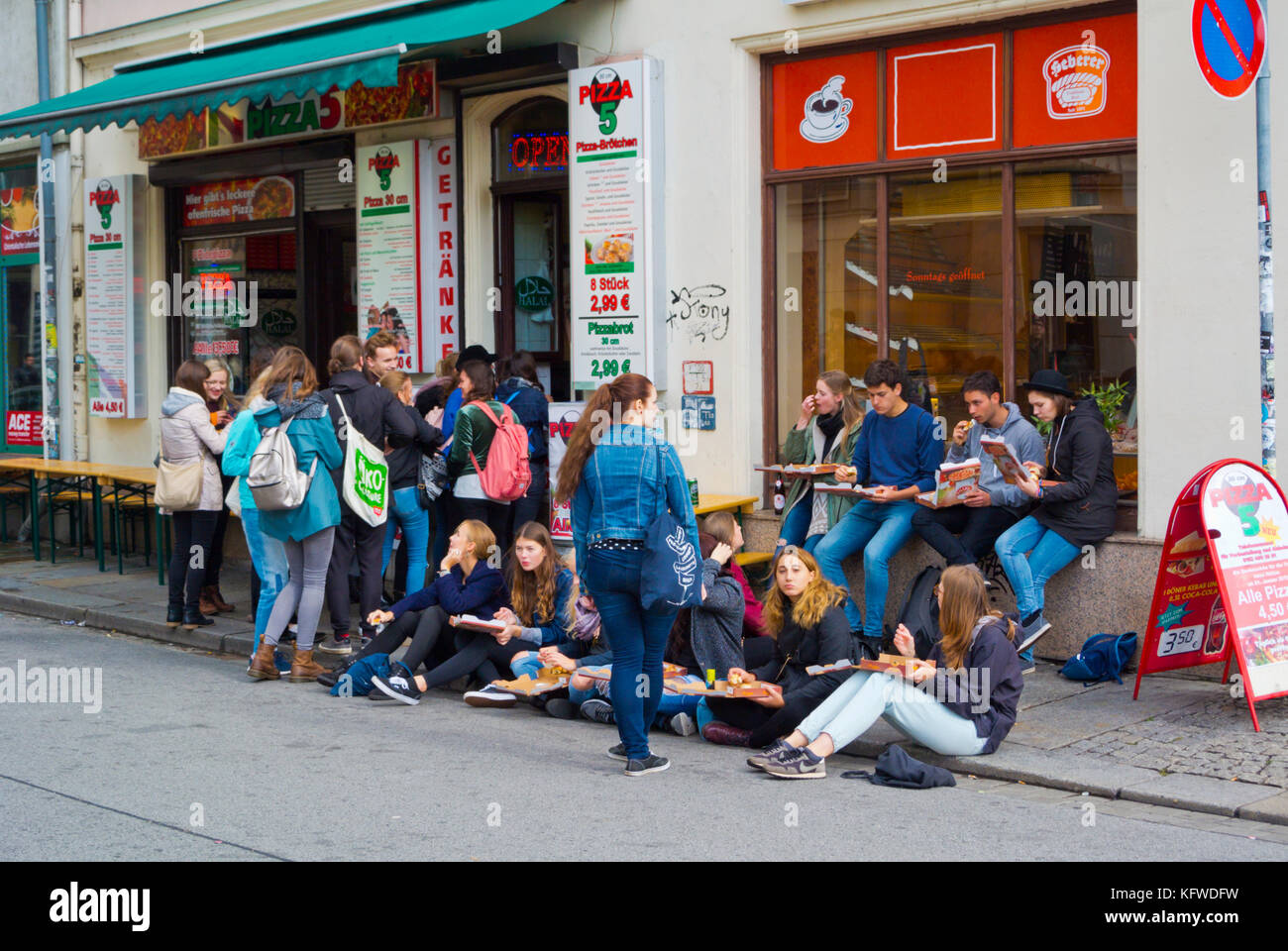 Teenagers eating take away pizza, Alaunstrasse, Neustadt, Dresden, Saxony,  Germany Stock Photo - Alamy