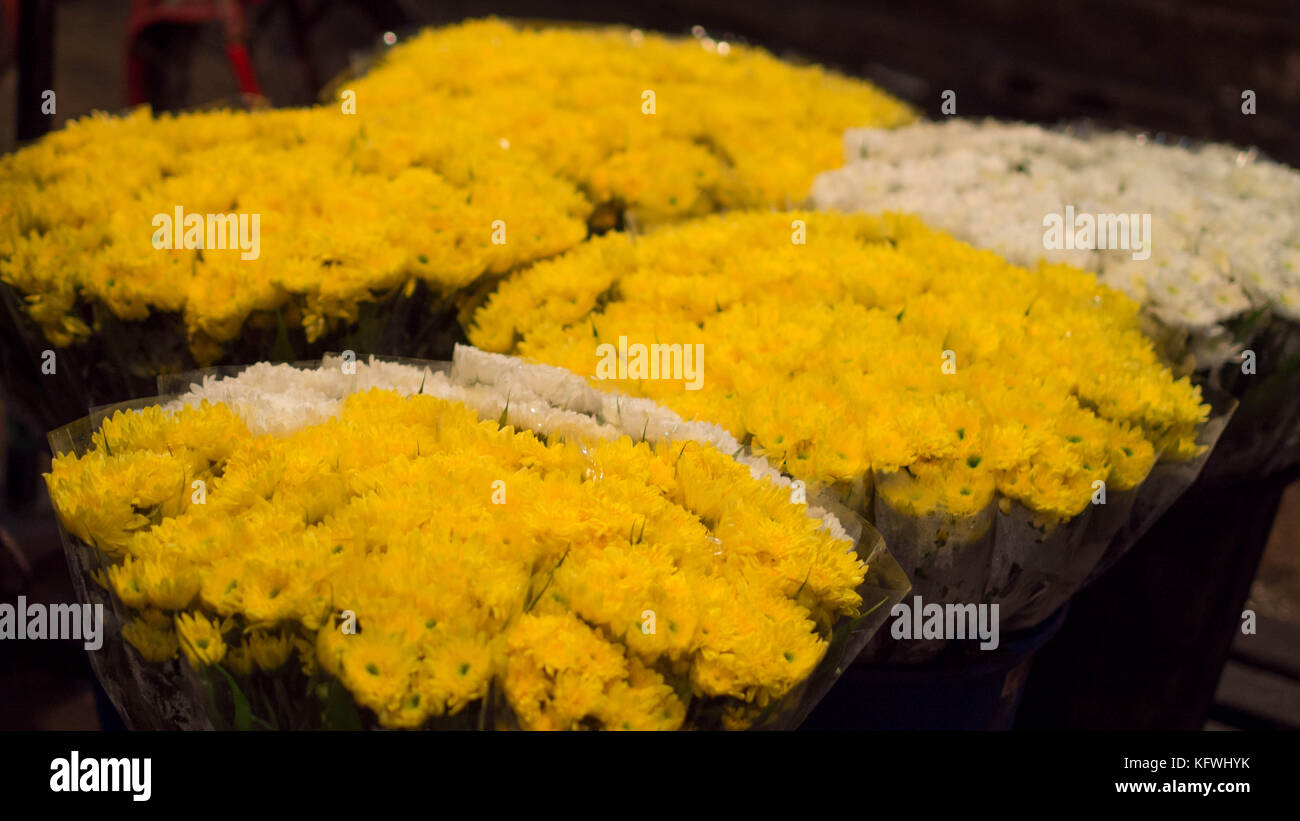 Bunches of flowers and roses for sell in a fresh market Stock Photo Alamy