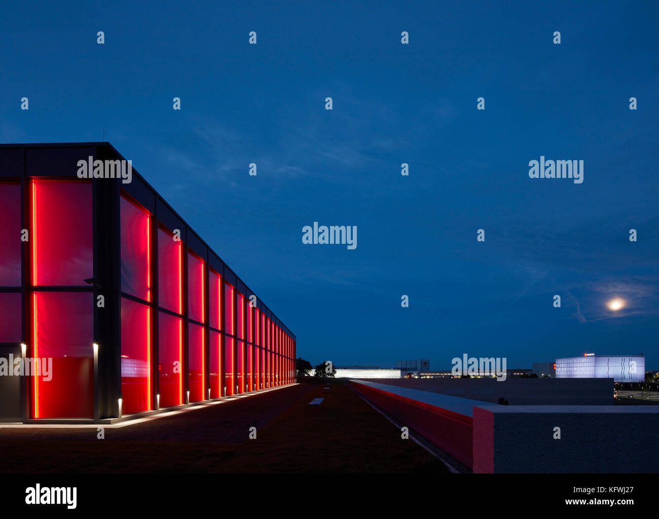 Night - illumination in red. Carmen Würth Forum, Künzelsau-Gaisbach, Germany. Architect: David Chipperfield Architects Ltd, 2017. Stock Photo