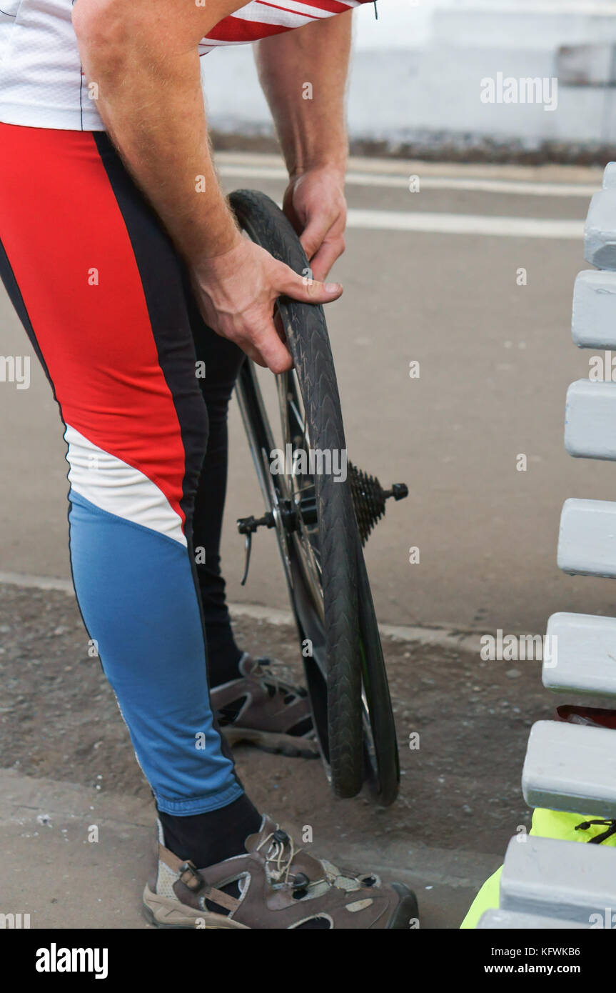 repair of Bicycle wheel, to remove the tire from the bike, to change
