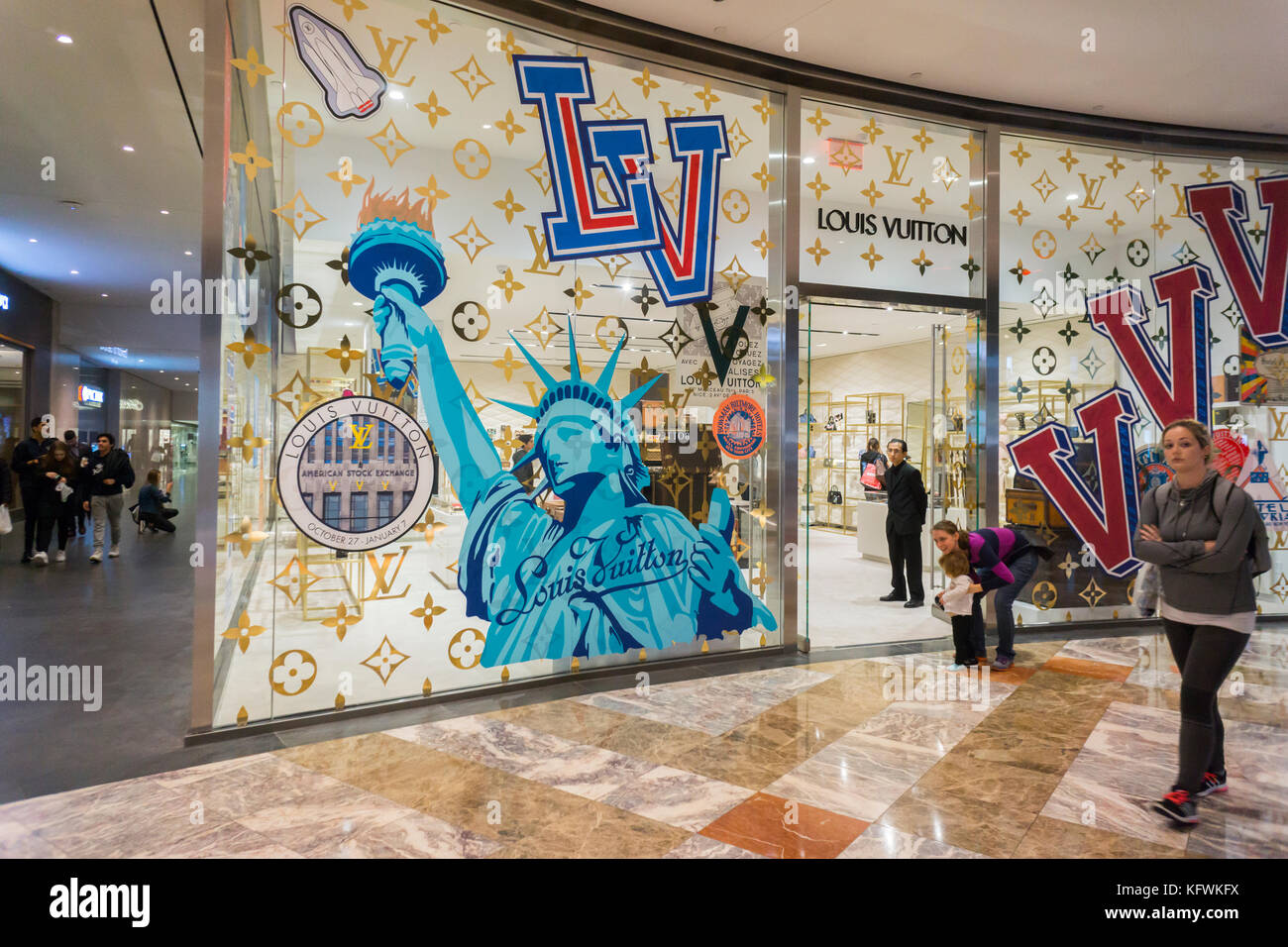 SPS Worldwide LLC - Happy Holidays from Louis Vuitton at 5th Avenue,  sharing the magic of the holiday season with the city of New York.  #louisvuitton #louisvuittontower #facade #vinyl #print #installation  #largeformat #