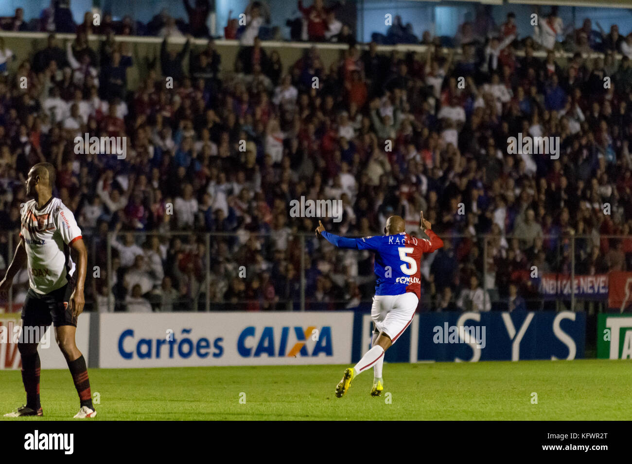 Curitiba, Brazil. 31st Oct, 2017. Vinicius Kiss marks for the Paraná ...